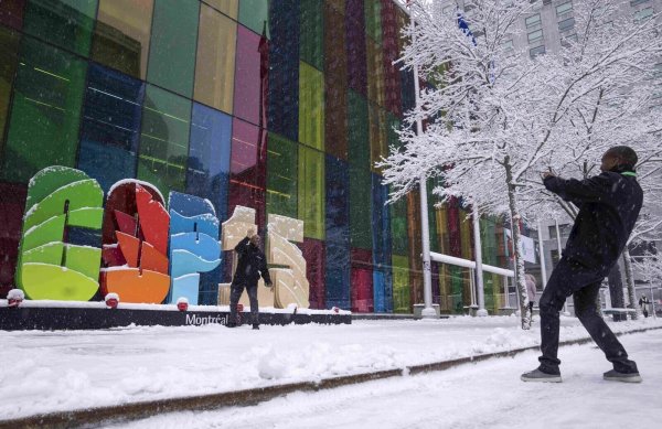 Teilnehmer machen Erinnerungsfotos an dem übergroßen Logo «COP15» vor dem Kongresszentrum der COP15 UN-Konferenz zur biologischen Vielfalt. - © Paul Chiasson/Canadian Press via ZUMA Press/dpa