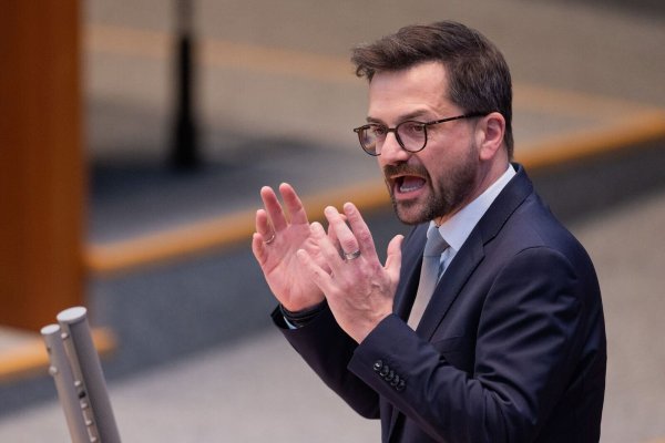 Thomas Kutschaty (SPD), Vorsitzender der SPD-Fraktion und Oppositionsführer, spricht. - © Rolf Vennenbernd/dpa