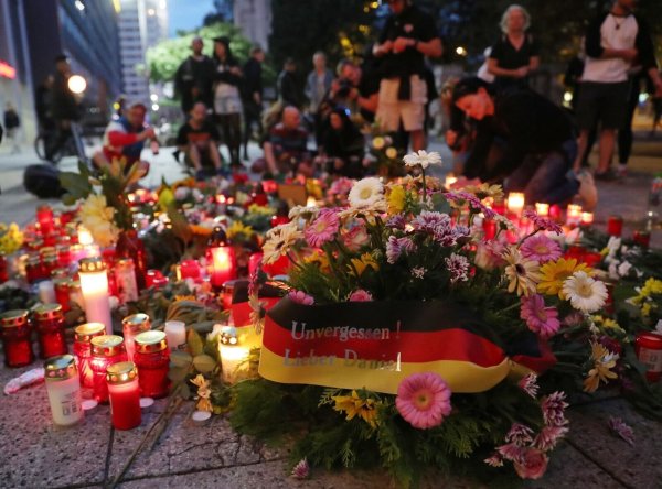 Blumen und Kerzen werden am Tatort in der Innenstadt von Chemnitz niedergelegt. - © Jan Woitas/dpa