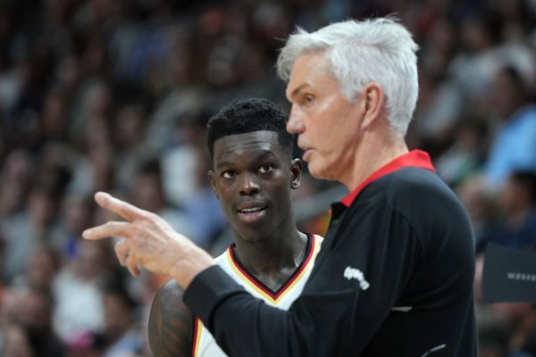 Deutschlands Trainer Gordon Herbert spricht Basketball-Star Dennis Schröder großes Lob aus. - © Soeren Stache/dpa