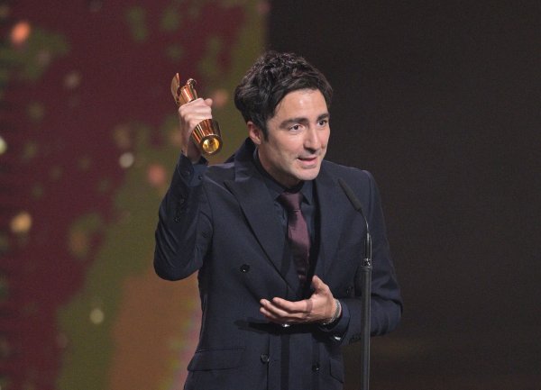 Regisseur und Drehbuchautor Ilker Catak bei der Verleihung des Deutschen Filmpreises mit dem Preis für die beste Regie für «Das Lehrerzimmer». - © Hannes P. Albert/dpa