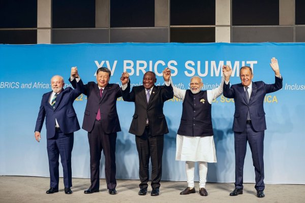 Luiz Inacio Lula da Silva, Xi Jinping, Cyril Ramaphosa, Narendra Modi und Sergej Lawrow posieren für ein Gruppenfoto während des Brics-Gipfels. - © Gianluigi Guercia/Pool AFP/AP/dpa