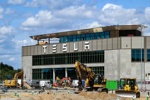 Blick auf das Werk der Tesla Gigafactory Berlin-Brandenburg. - © Jens Kalaene/dpa