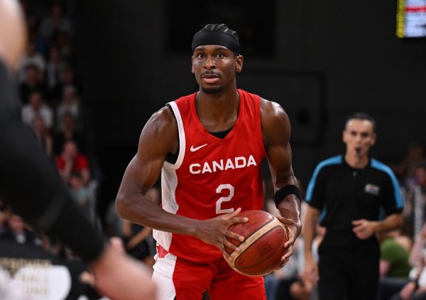 Kanadas Shai Gilgeous-Alexander gehört bei der WM zu den Stars. - © Daniel Reinhardt/dpa