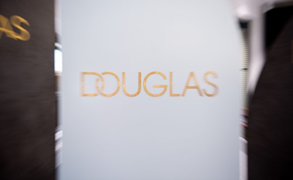 Bei der Parfümeriekette Douglas läuft das Geschäft. - © Daniel Reinhardt/dpa