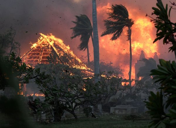 Die Halle der Waiola Church in Lahaina und die nahe gelegene Lahaina Hongwanji Mission auf Maui stehen in Flammen. - © Matthew Thayer/The Maui News via AP/dpa
