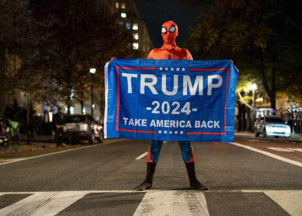 Trump-Unterstützer im Spider-Man-Kostüm mit einem Trump-Transparent am Tag der US-Präsidentschaftswahl 2024 in Washington. - © Probal Rashid/ZUMA Press Wire/dpa