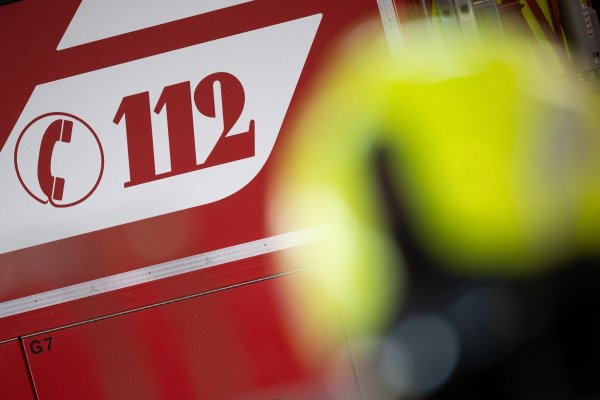 Rettungskräfte brachten zwei Menschen nach einem Brand in Geverlsberg ins Krankenhaus. (Symbolbild) - © Sebastian Gollnow/dpa
