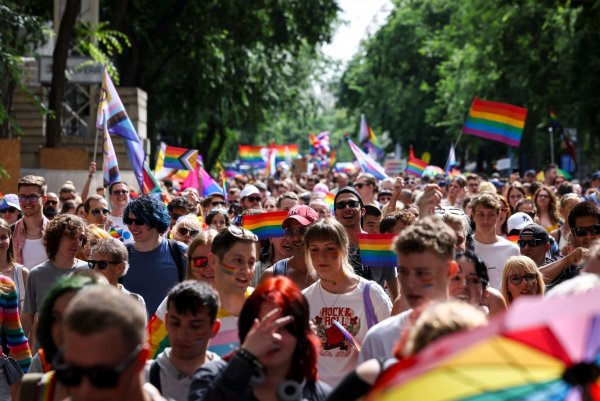 Die bisher alljährlichen Pride-Paraden, bei der für die Anerkennung nicht heterosexueller Lebensformen demonstriert wird, dürften in Ungarn bald der Vergangenheit angehören. Die rechtspopulistische Regierung will sie verbieten. (Archivbild) - © Robert Hegedus/MTI/dpa