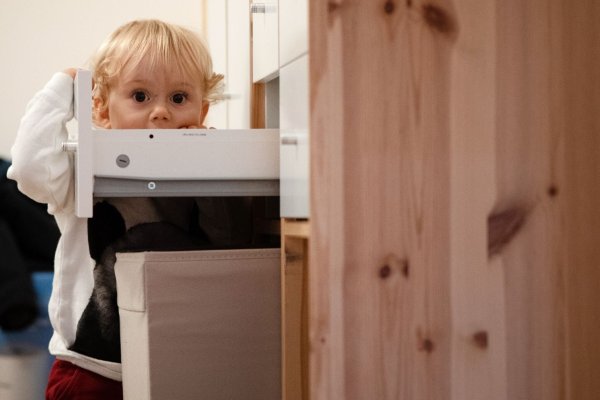 Kinder sind neugierig. Reinigungsmittel und Medikamente sollten daher außerhalb ihrer Reichweite sicher verwahrt werden. - © Franziska Gabbert/dpa-tmn