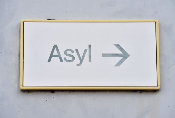 Rückführungen abgelehnter Asylbewerber sind für die Behörden schwierig. Viele, die nicht abgeschoben werden können, erhalten zunächst eine Duldung. (Symbolbild) - © Uli Deck/dpa