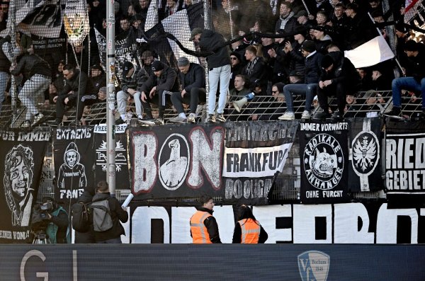 Ein Fanbanner blockiert einen Fluchtweg im Bochumer Ruhrstadion - © Anke Wälischmiller/dpa