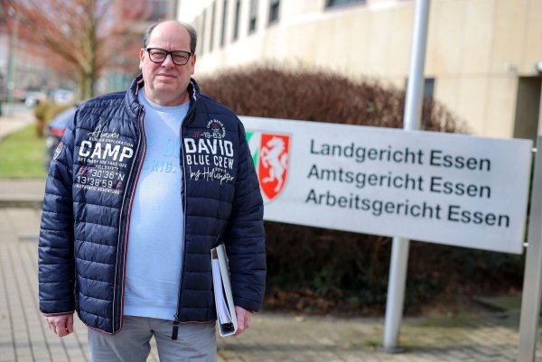Wilfried Fesselmann fordert Schadenersatz, weil er als Elfjähriger von einem Priester missbraucht worden sei. - © Christoph Reichwein/dpa