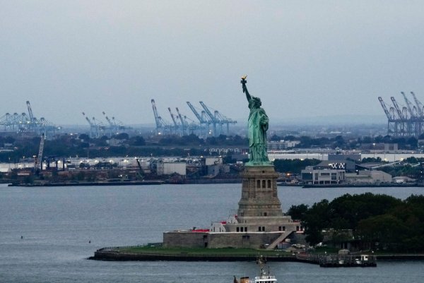 Das berühmte New Yorker Wahrzeichen ist ein Geschenk Frankreichs an die USA. (Archivbild) - © Susan Walsh/AP/dpa