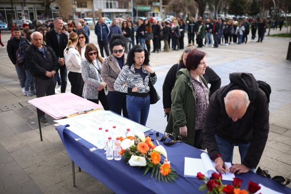 Nach der verheerenden Brandkatastrophe in der Diskothek in Kocani mit mindestens 59 Toten ist die Trauer in Nordmazedonien groß - die Menschen stehen Schlange, um sich in Kondolenzbücher einzutragen. - © Armin Durgut/AP/dpa