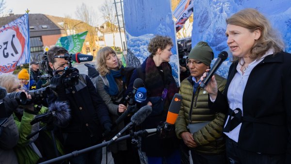 Vor dem Gerichtsgebäude geben der Kläger und seine Anwältin ein Presse-Statement. - © Rolf Vennenbernd/dpa