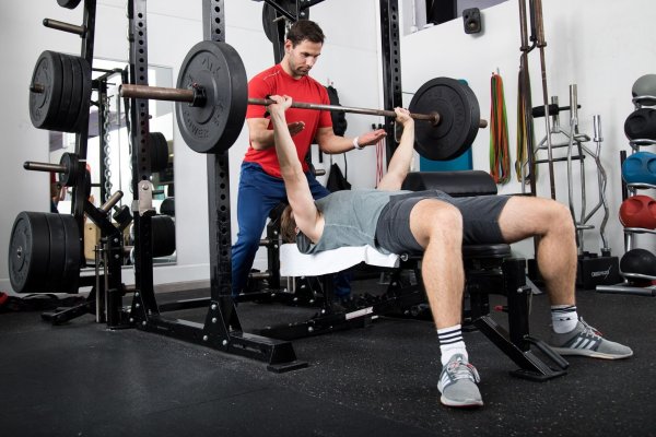 In einem Fitnessstudio angestellt sein und in einem anderen nebenbei arbeiten? Ohne Absprache könnte das zum Problem werden. - © Christin Klose/dpa-tmn