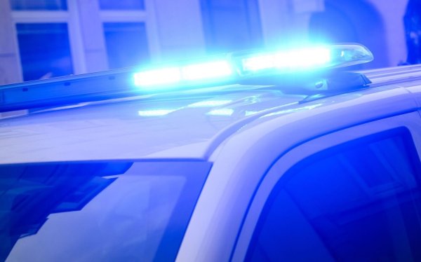 Am Polizeiauto entstand ein Totalschaden. (Symbolbild) - © Julian Stratenschulte/dpa