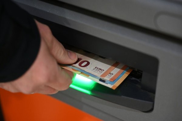 Die Banken haben die Zahl der Geldautomaten in Deutschland deutlich verringert. - © Elisa Schu/dpa