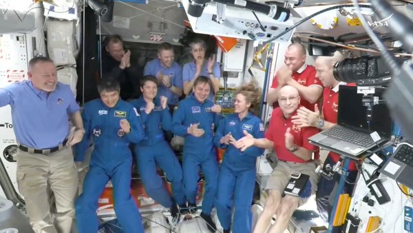 Das Standbild aus einem Video der Nasa zeigt, wie sich die Astronauten begrüßen. - © Uncredited/NASA/dpa