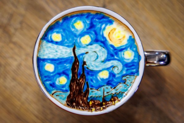 Kunst im Kaffee: Der Milchschaum verwandelt sich in ein berühmtes Werk des Malers Vincent van Gogh. - © Daniel Karmann/dpa
