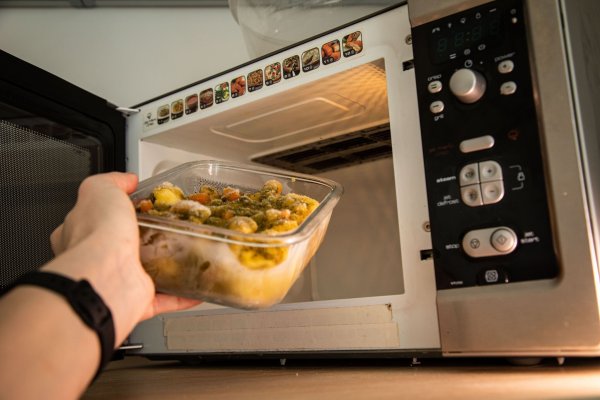 Weil Glas keine schnellen Temperaturwechsel verträgt, sollten Sie im Glasbehälter eingefrorenes Essen nicht direkt darin in der Mikrowelle erhitzen. - © Christin Klose/dpa-tmn