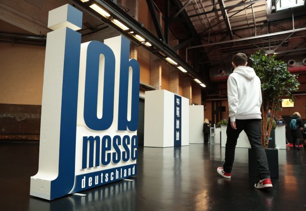 Jobmessen sind für Schulabsolventinnen und - absolventen eine gute Möglichkeit, sich zu verschiedenen Ausbildungen und Berufen zu informieren. - © Karolin Krämer/dpa-tmn