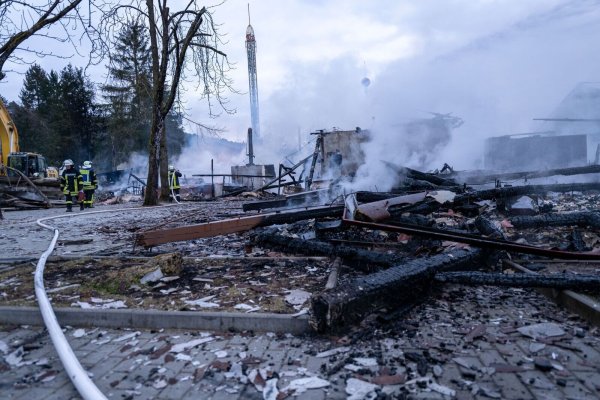 Nach dem Feuer qualmt es noch vielerorts. - © Pia Bayer/dpa