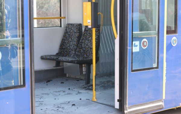 In der fahrenden Straßenbahn soll der tatverdächtige Ehemann des Opfers die Frau mit einer brennbaren Flüssigkeit überschüttet und dann angezündet haben. - © Bodo Schackow/dpa