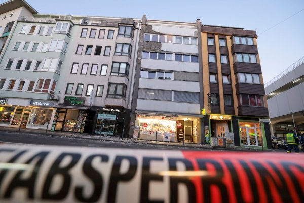 In der Bonner Innenstadt sind Passanten durch herabstürzende Teile einer Hausfassade verletzt worden. - © Thomas Banneyer/dpa