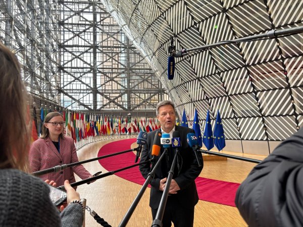 Wirtschaftsminister Robert Habeck findet, dass Brandenburgs Regierungschefs mit seinen Aussagen zu einer möglichen Rückkehr russischer Öllieferungen «völlig falsch» liegt. - © Alina Schmidt/dpa