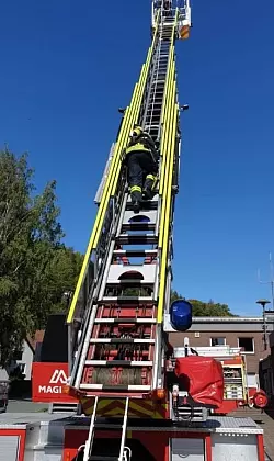 Auf der Leiter mit schwerem Atemschutzger&auml;t - das will trainiert sein. - &copy; Feuerwehr L&uuml;gde