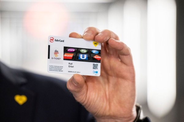 Seit Mai erhältlich: Mit dem Deutschlandticket können Fahrgäste für 49 Euro pro Monat quer durchs Land fahren. - © Hannes P. Albert/dpa