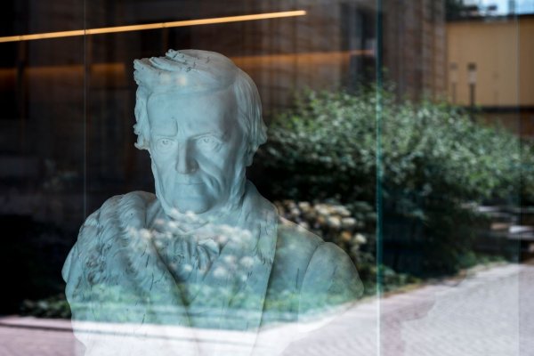 Im Richard Wagner Museum in Bayreuth steht eine Richard Wagner Büste. - © Daniel Vogl/dpa