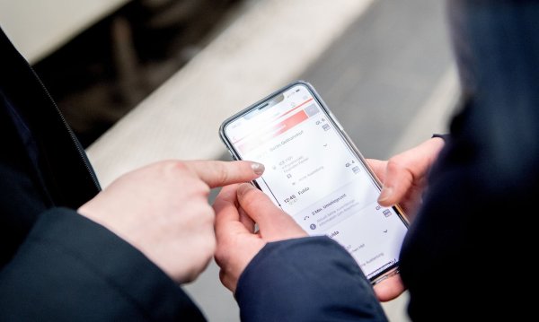 Wer mobil ein Bahnticket gekauft hat und es doch nicht nutzen will, kann es innerhalb von zwölf Stunden in der Regel kostenlos stornieren - unabhängig von der Preiskategorie. - © Zacharie Scheurer/dpa-tmn