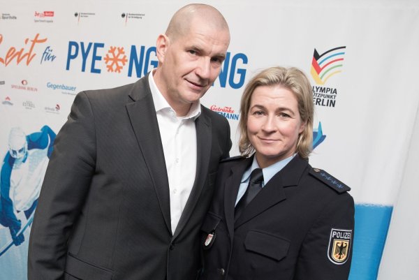 Claudia Pechstein und ihr Lebensgefährte Matthias Große: «Wir haben vor der Auseinandersetzung keine Angst.» - © Jörg Carstensen/dpa/Archiv