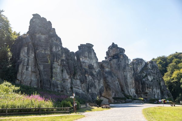 Strahlende Sonne an den Externsteinen. Doch zur Zeit dürfen Besucher nicht auf die Felsen steigen. - © Archivfoto: Jannik Stodiek