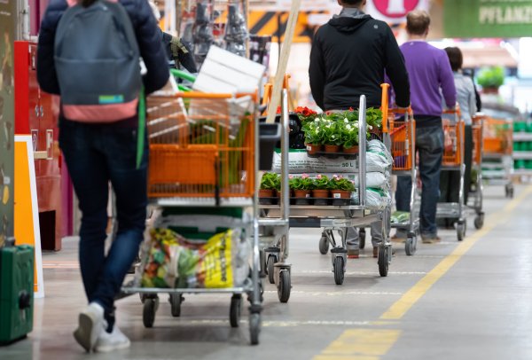 Kunden stehen in einem Hornbach-Baumarkt in einer Schlange an der Kasse. Trotz oft langer Schlangen vor Baumärkten spürt die Branche nach Angaben des Handelsverbands Heimwerken, Bauen und Garten (BHB) die Folgen der Corona-Krise. - © Sven Hoppe/dpa
