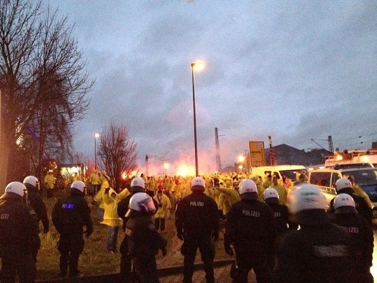Ein massives Polizeiaufgebot ist am Bielefelder Hauptbahnhof im Einsatz. - © HANDYFOTO: JENS REICHENBACH