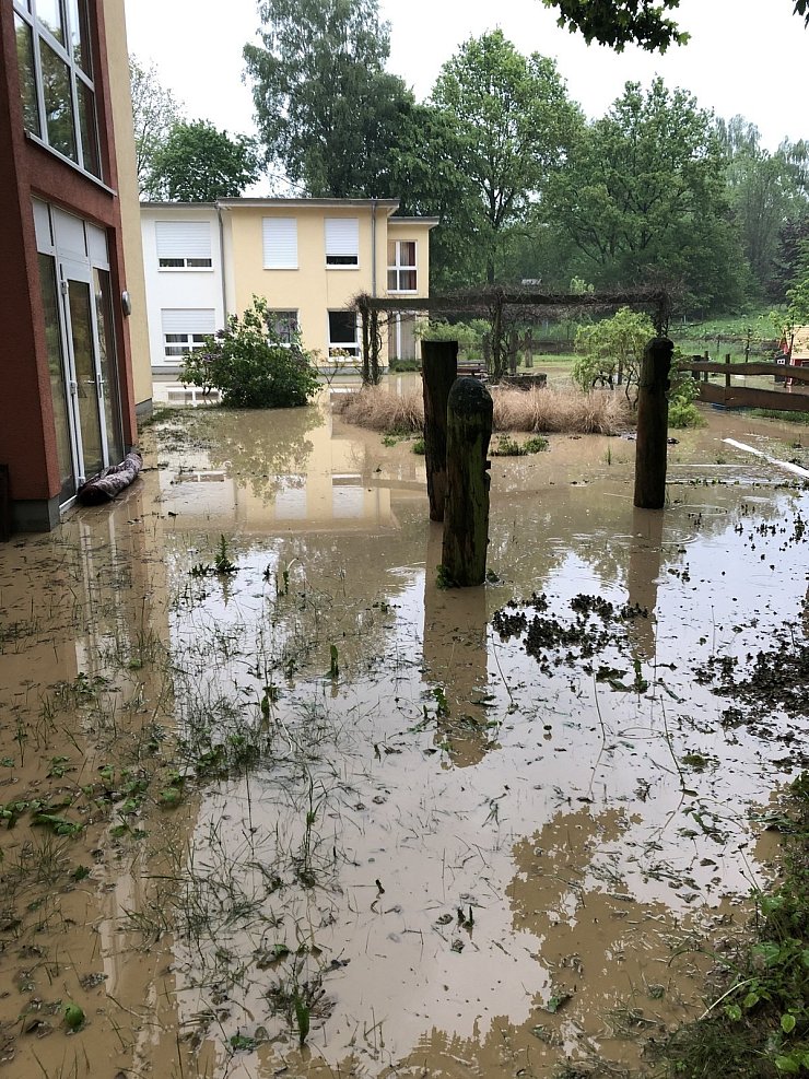 Auch am Altenheim "Die Rose im Kalletal" kämpfen die Einsatzkräfte gegen die Überschwemmungen. - © Feuerwehr Kalletal