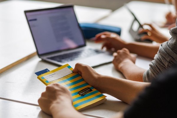 Ein versierter Umgang der Schülerinnen und Schüler mit den KI-Instrumenten soll laut SWK als neues Lernziel geübt und auch geprüft werden. - © Philipp von Ditfurth/dpa