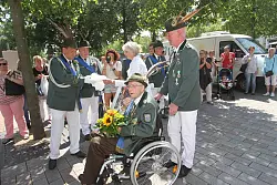 Präsente für den Ehrenoberst: Otto Struck (begleitet von seinem Sohn Andreas, rechts) freut sich über die große Beteiligung vor der Schützenstehle am Salzhof. - © Daniel Hobein