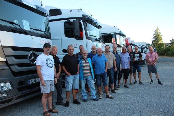 Die Helfer von „Kinder in Not Lippe" rund um Jürgen Wattenberg (Fünfter von rechts). - © Marlen Grote