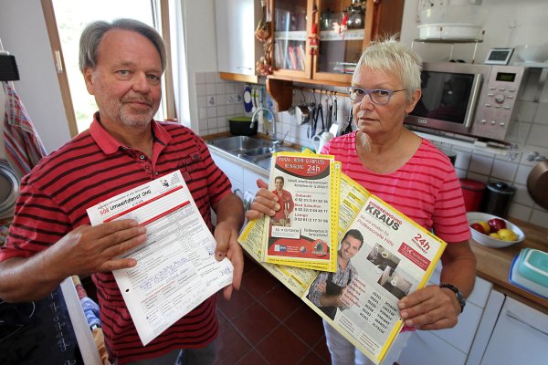 Verärgert: Als ihr Küchenabfluss verstopft war, ließen sich Dietrich Kölsch und Ingrid Niehaus von der schicken Anzeige in den gelben Seiten locken. Dass die Rechnung auf eine ganz andere Firma lautet ist angesichts ihrer Höhe noch das kleinste Problem. - © Bernhard Preuß