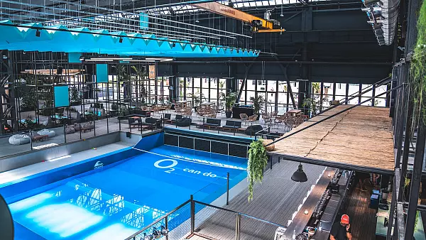 Urbaner Beach-Vibe mitten in Düsseldorf – das Rheinriff vereint Sand, Sonne und Cityflair zu einem ganz besonderen Freizeiterlebnis. - © RheinRiff Düsseldorf