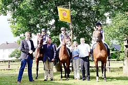 (von links) Nils Hülsmann (Privat-Brauerei Strate), Katja Beins, Merten Lehmann (B&K), Hanna Schelhas, Turnierverantwortliche Katrin Hameier, Uwe Kottmann, Vorsitzender RV Lopshorn Lage, und Anke Hameier. - © Foto: Gallisch