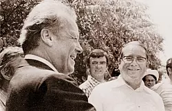 Heinrich Junker (rechts) und Willy Brandt, damals SPD-Parteivorsitzender. Das Foto erschien im Flugblatt der SPD zum Wahlkampf 1976.