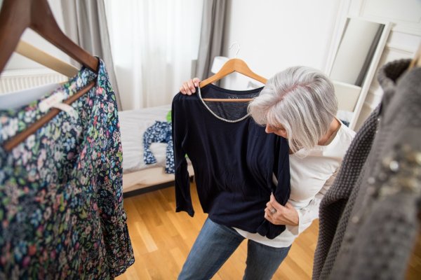 Die Farbe Schwarz ist bei vielen Frauen beliebt - ein Klassiker, der vermutlich in den meisten Kleiderschränken hängt. - © Christin Klose/dpa-tmn