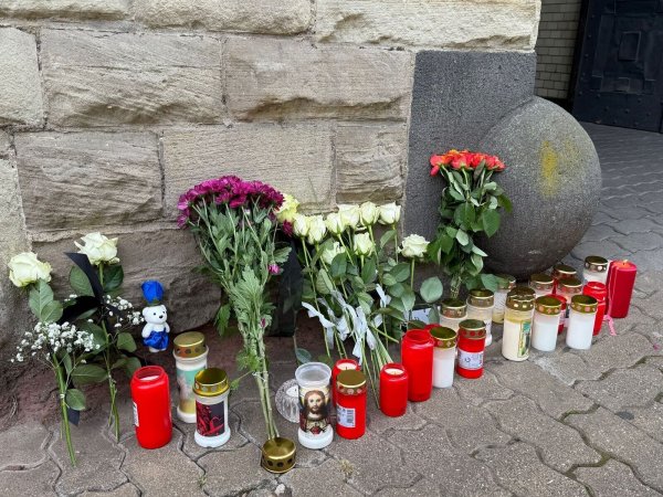 Die Menschen in Völklingen legten Blumen und Kerzen bei der Polizei ab. - © Christian Schultz/dpa