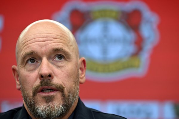 «Dann kann\\\'s ja weitergehen!» Erik ten Hag lässt sich von einem falschen Feueralarm in der BayArena nicht irritieren. - © Federico Gambarini/dpa